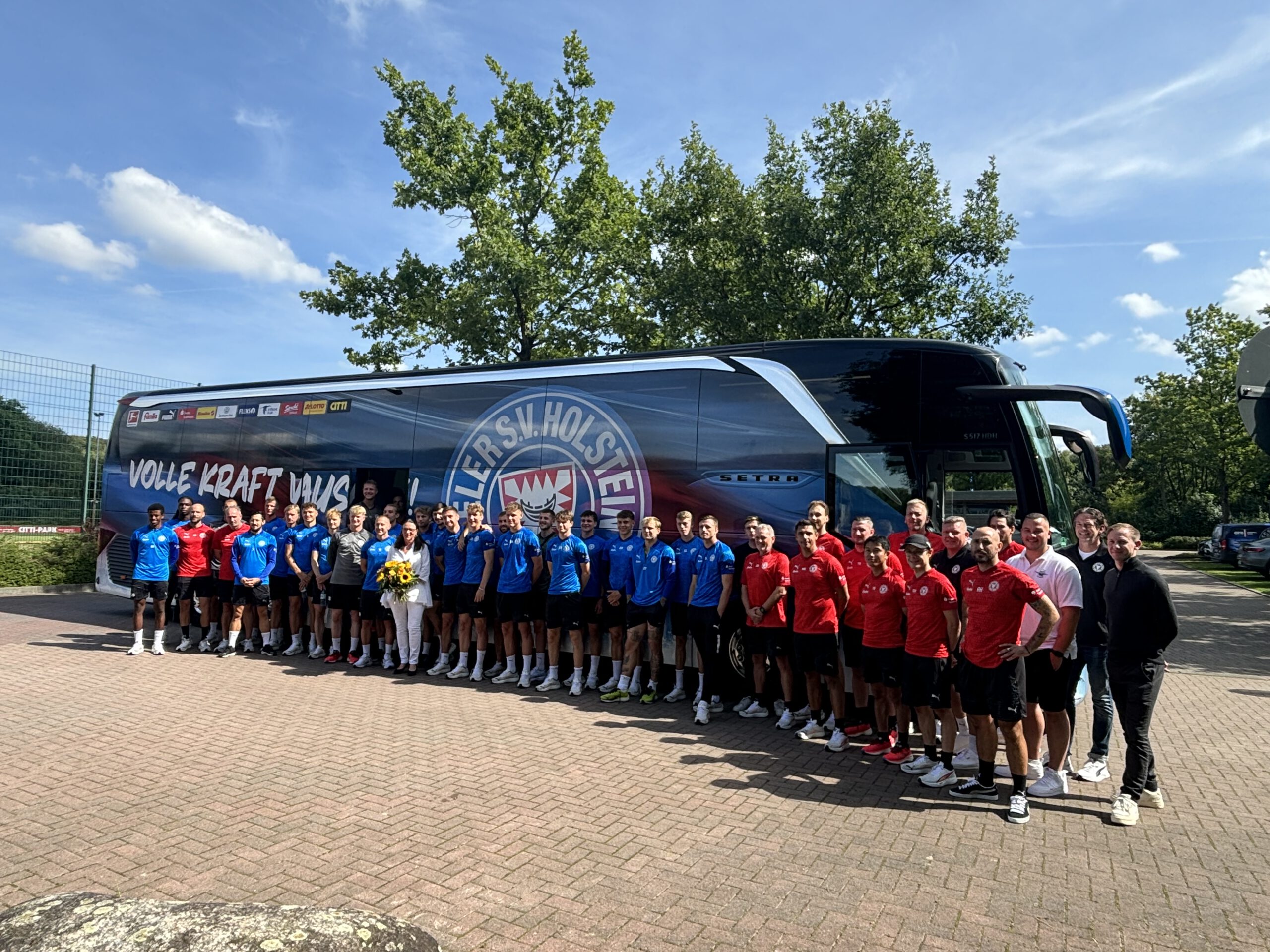 IMG_5386 SE-Reisen-Mannschaftsbus_Holstein Kiel
